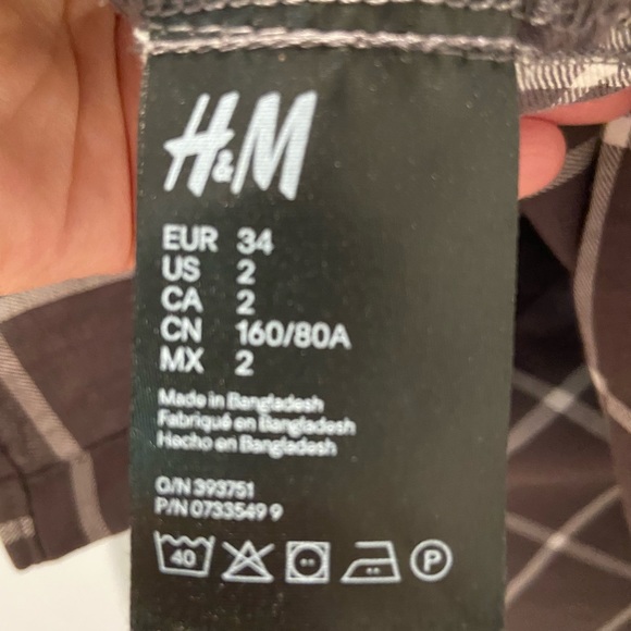 H&M Divided Geometric Button-down blouse grey & white plaid size 2 - Picture 11 of 11